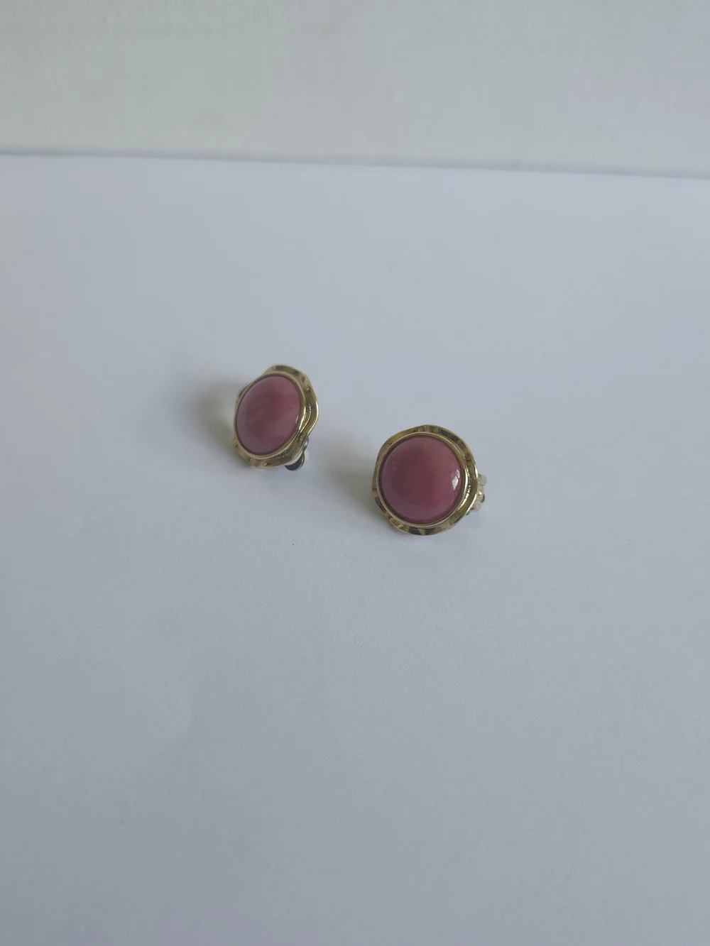 Vintage 1980s Mauve Pink Cabochon Clip On Earrings - Picture 3 of 11
